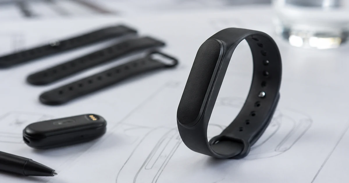 Screenless smart band with spare straps suggesting OEM sensor battery and strap evaluation