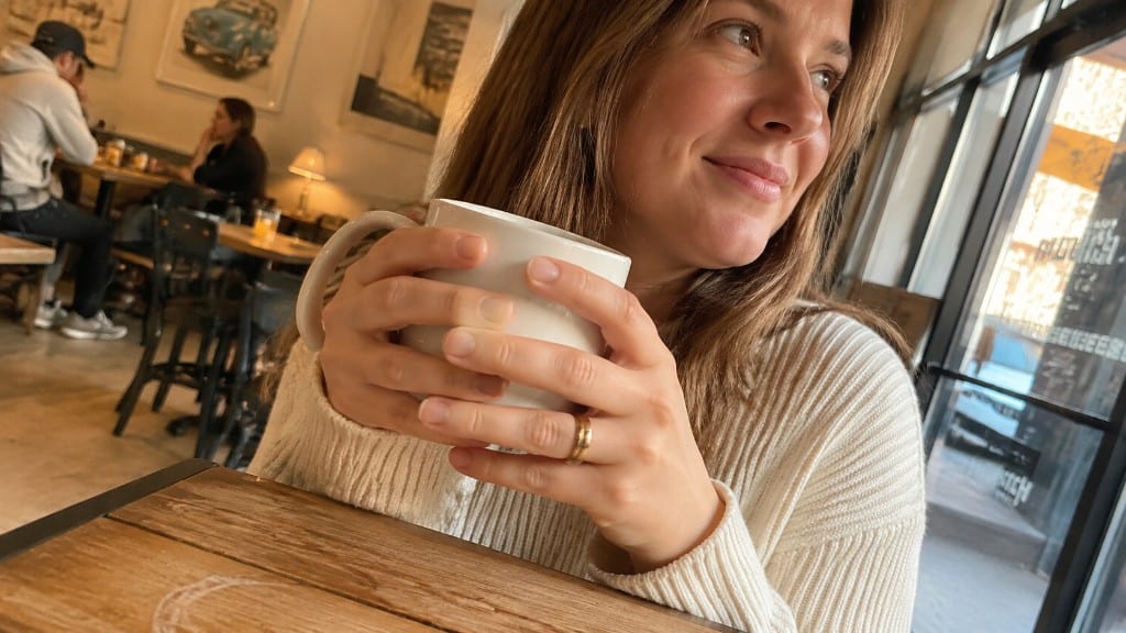 Woman holding a coffee cup in a cafe